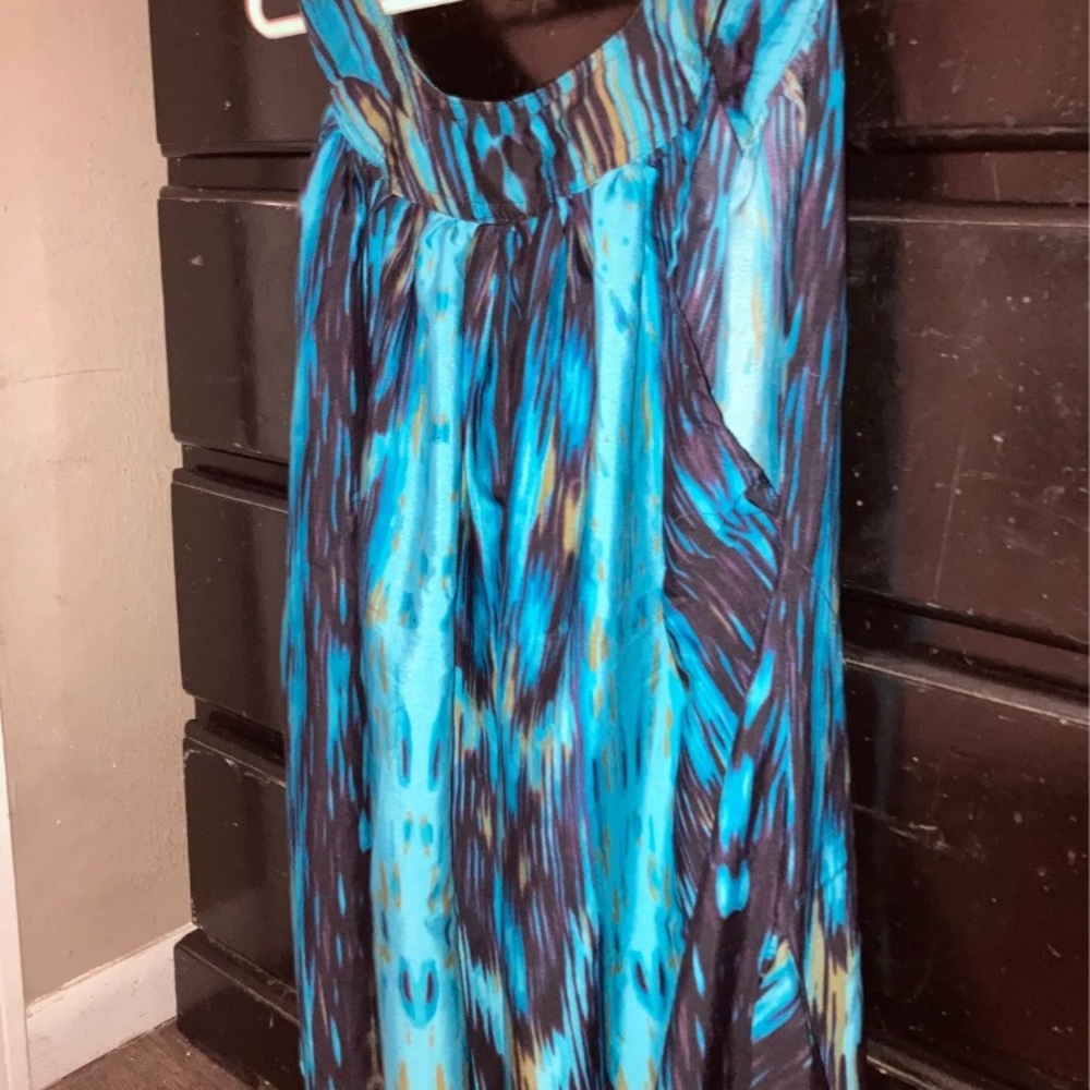 I’m selling a pretty long sleeveless dress it’s 1 size fits all